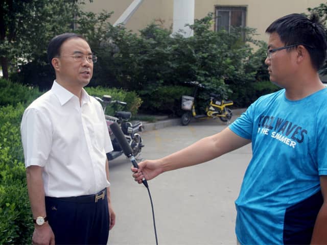 山東天意機(jī)械董事長劉洪彬作為基層共產(chǎn)黨員，今天接受了當(dāng)?shù)赜浾叩牟稍L